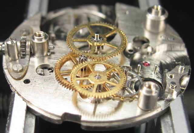 Side view of the gear train